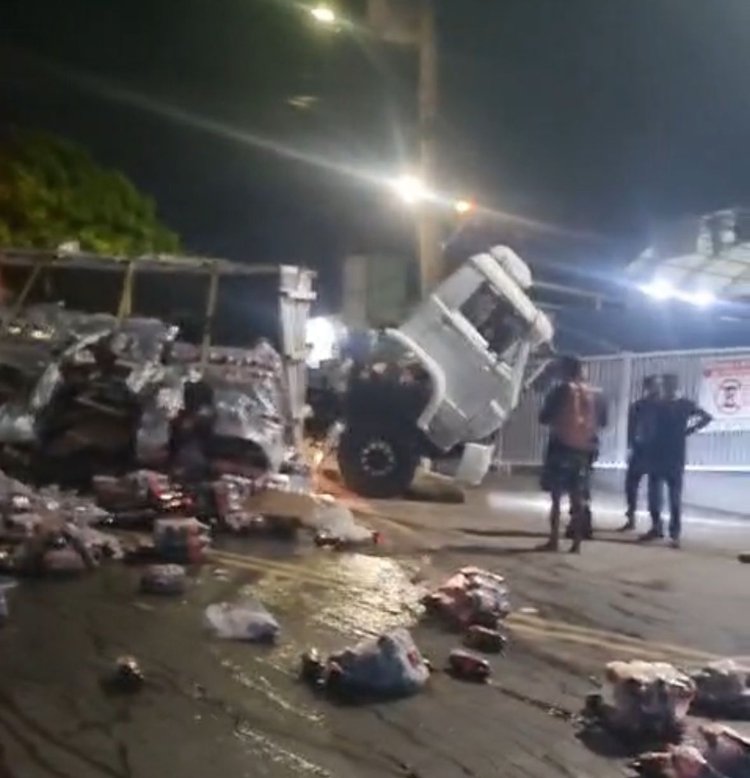 caminhão tombado ao acessar o porto demétrio em manaus