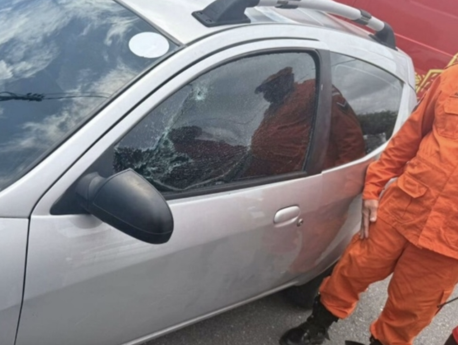 Criança sendo resgatada por bombeiros em Manaus