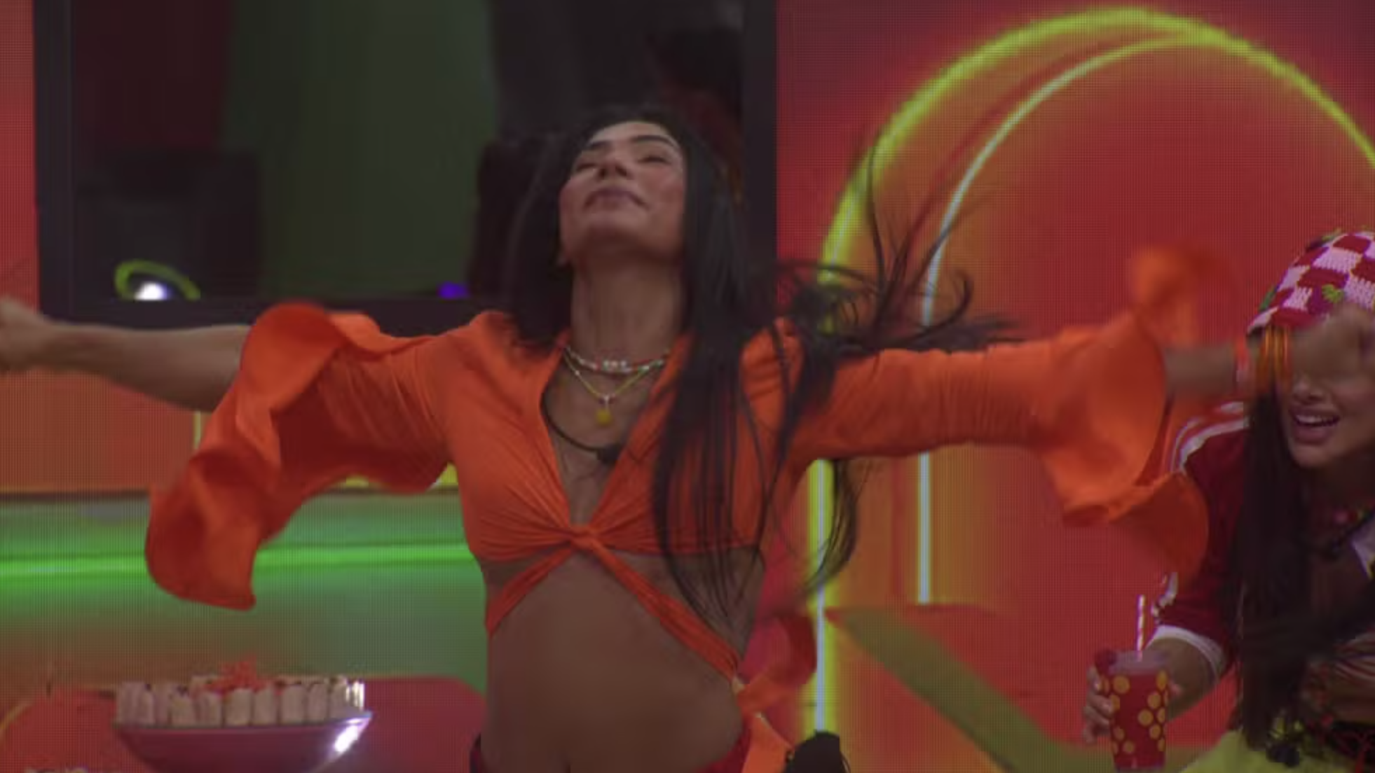 Marciele se apresentando durante festa do BBB 26 ao som de sua toada
