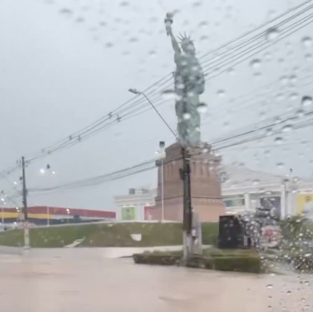 Imagens de alagamentos na Avenida das Torres em Manaus devido à chuva intensa