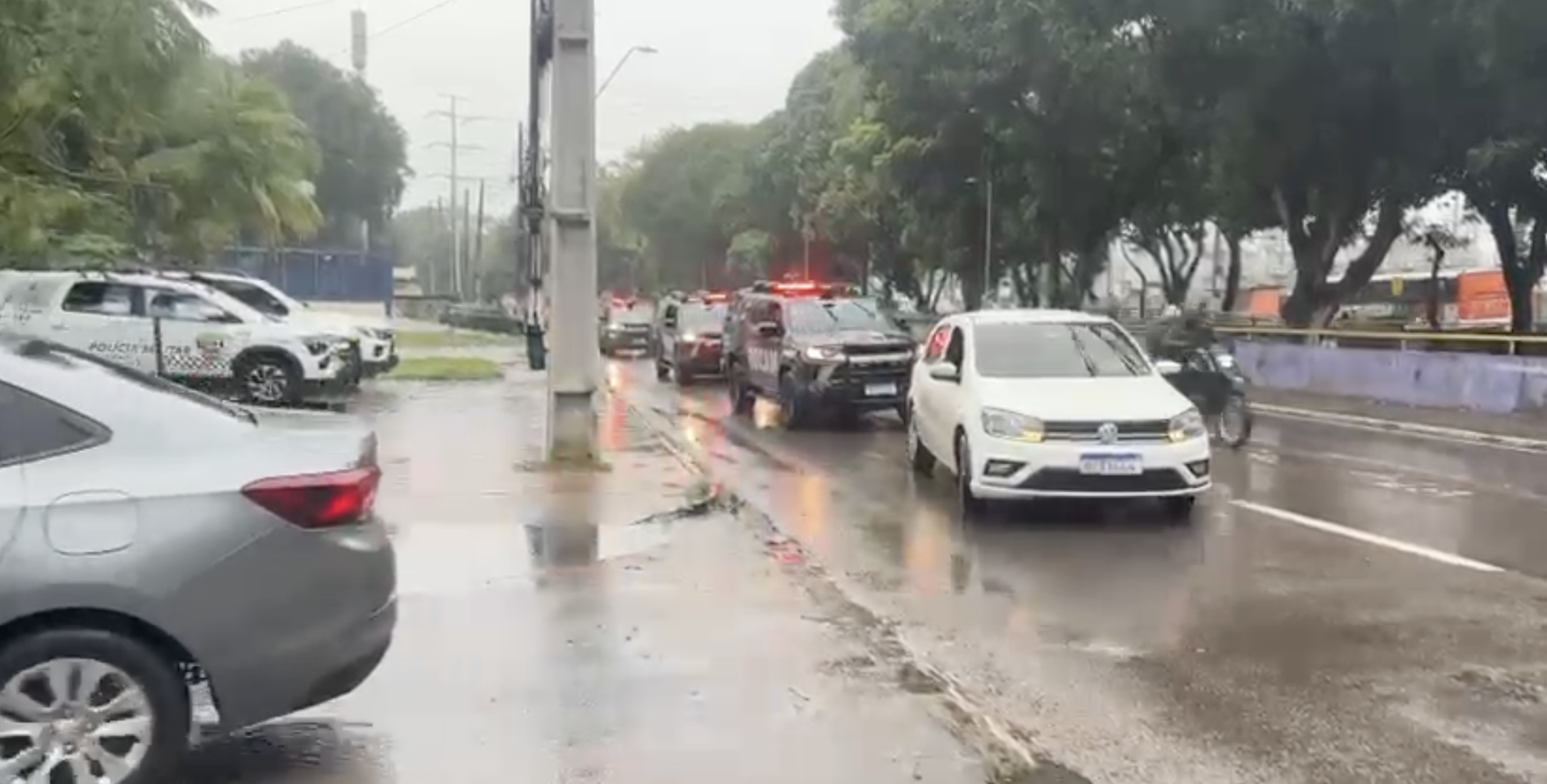 policiais militares do amazonas atendendo ocorrencia de trafico de drogas no bairro taruma em manaus