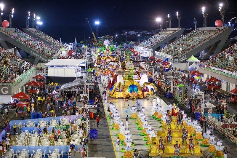 Desfile do carnaval de manaus 2026 com escolas de samba no sambódromo