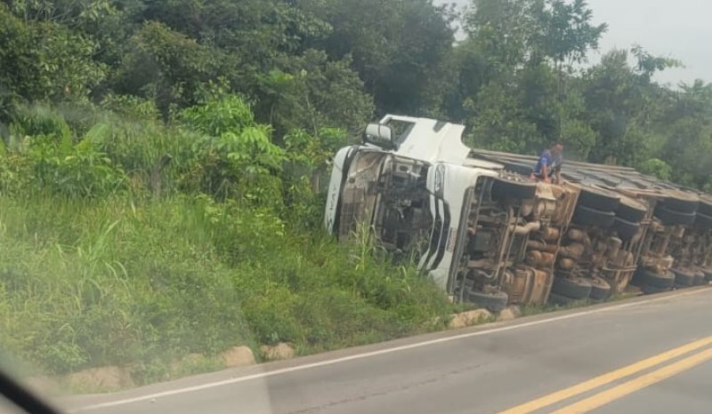 Carreta tombada às margens da rodovia BR-174 no trecho que liga Manaus a Boa Vista.