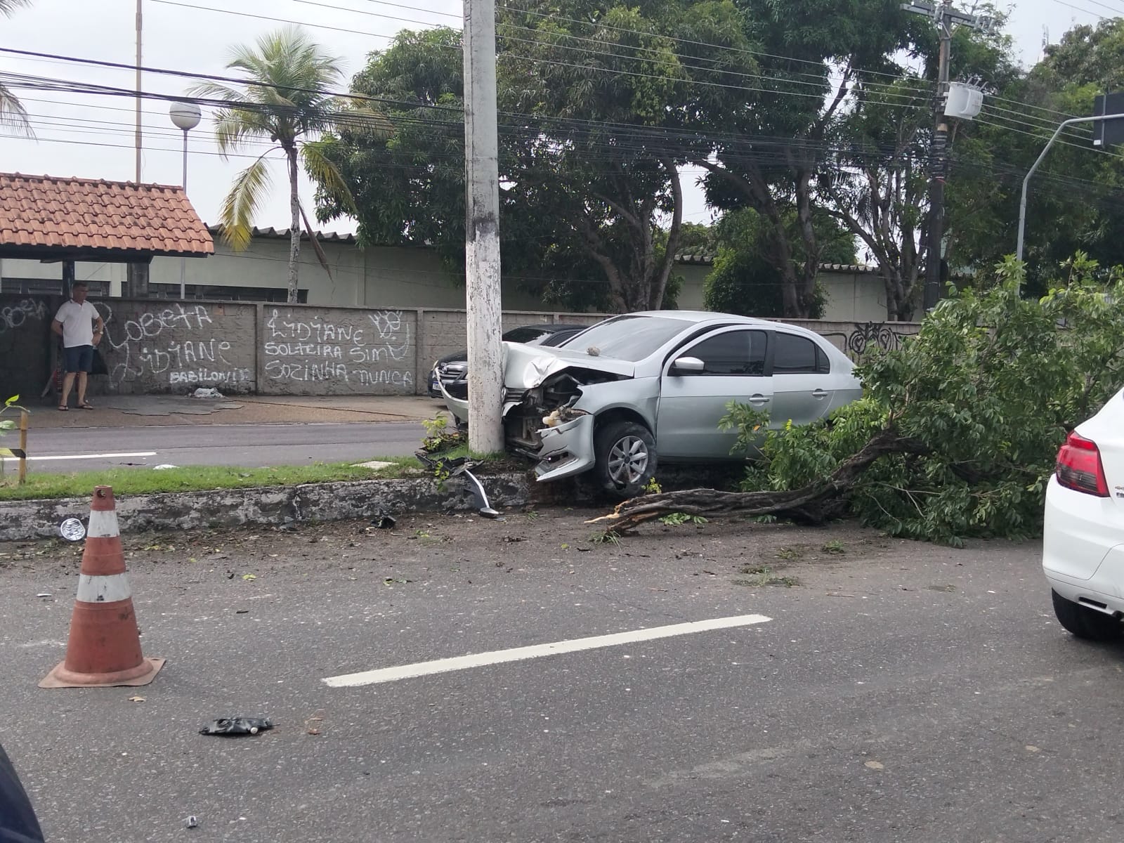 carro destruído após colidir com poste