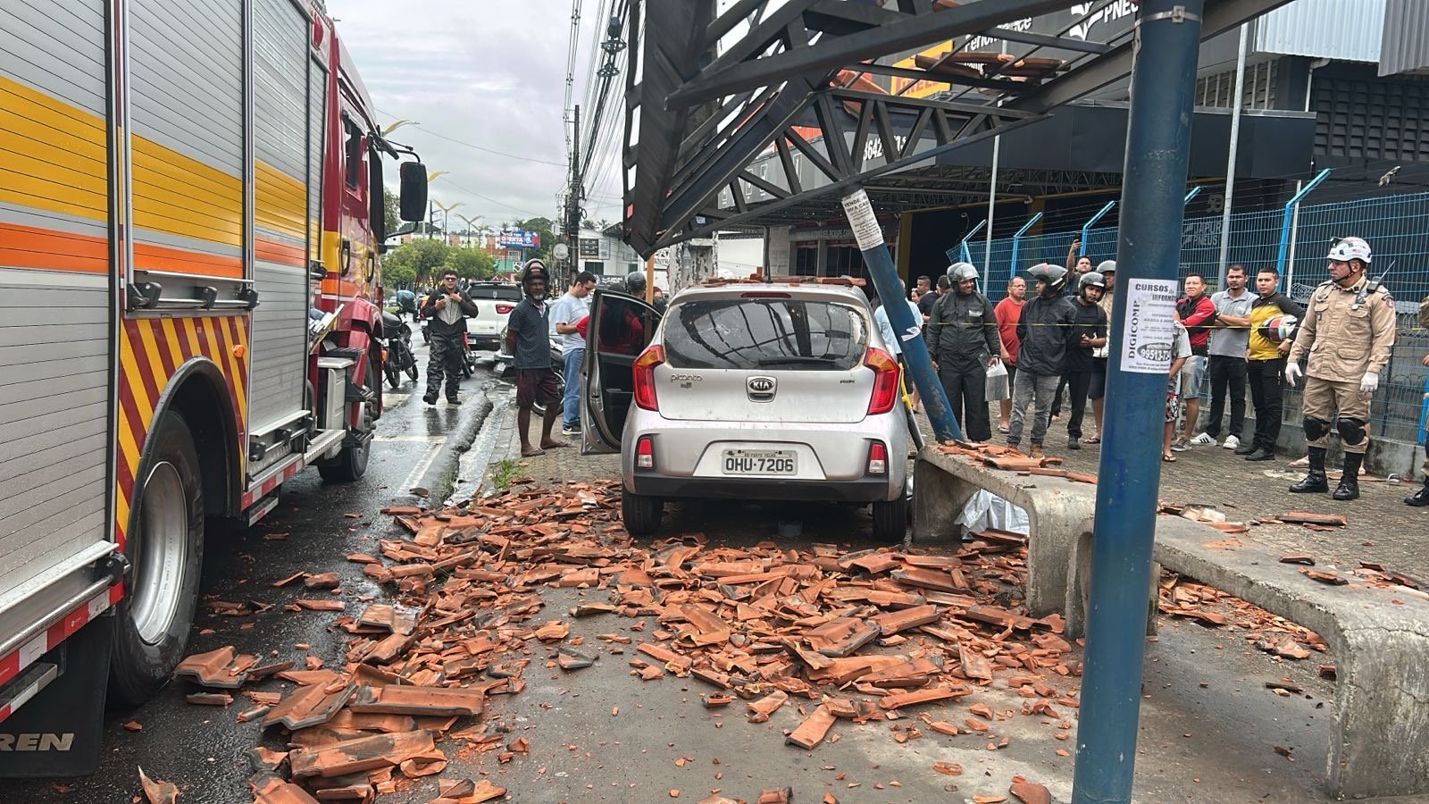 imagem de acidente em parada de ônibus na zona leste de Manaus