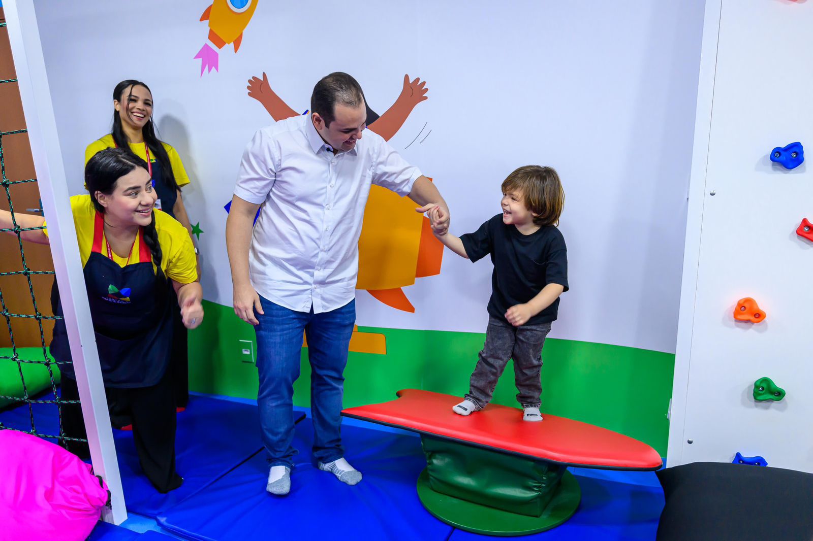 Centro Sensorial Dr. Hamilton Cidade com pais e crianças em atendimento