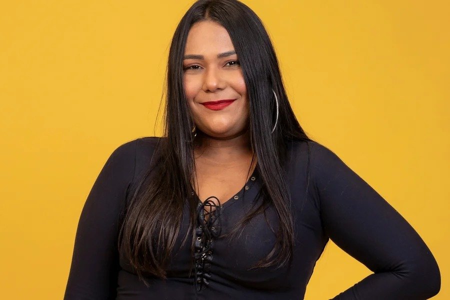 Apresentador Tadeu Schmidt anunciando o paredão falso do BBB 26 e o retorno do quarto secreto no reality