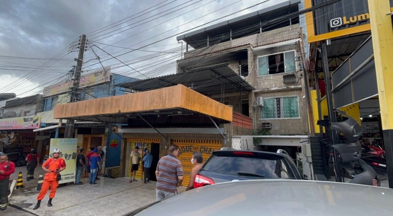 Incêndio em apartamento no bairro Praça 14 na zona sul de Manaus com resgate de família