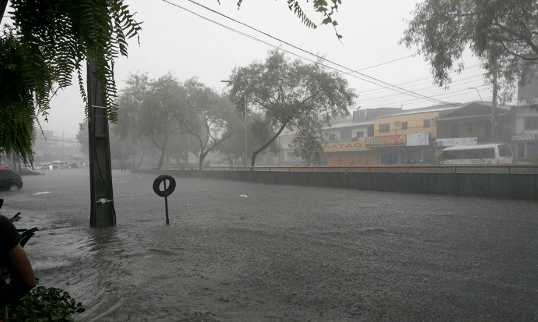Vias alagadas em Manaus devido a forte chuva
