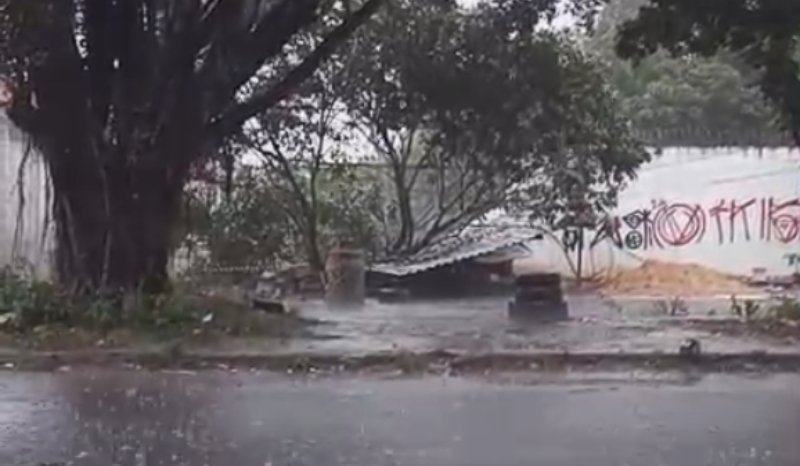 desabamento da estrutura de uma borracharia em manaús durante forte chuva