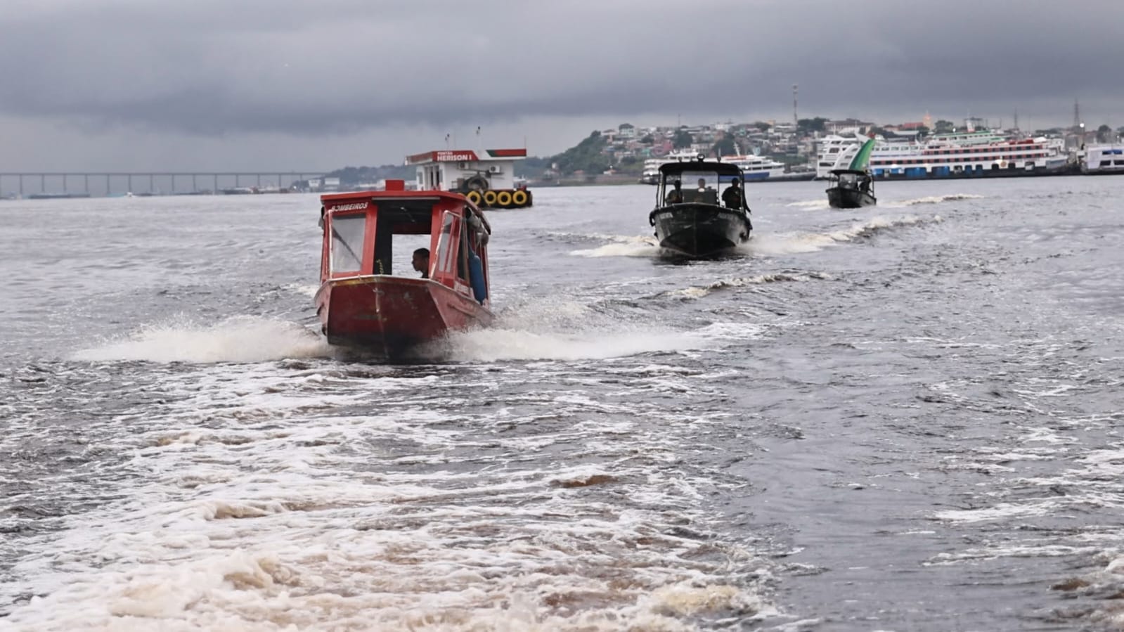 Equipes de busca do corpo de bombeiros militar do amazonas realizam varredura no rio amazonas com apoio de embarcacoes e sonar