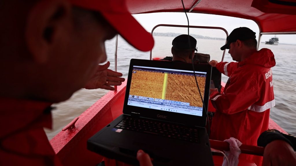 Imagem do resgate e busca por desaparecidos no Encontro das Águas, Manaus.