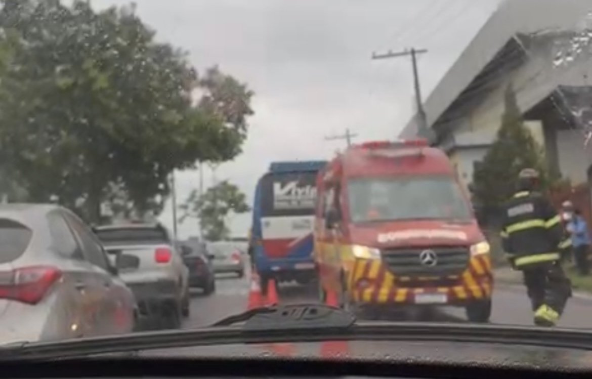 Micro-ônibus de rota e ônibus da empresa Vega envolvidos em colisão na avenida Margarita sob chuva em Manaus.