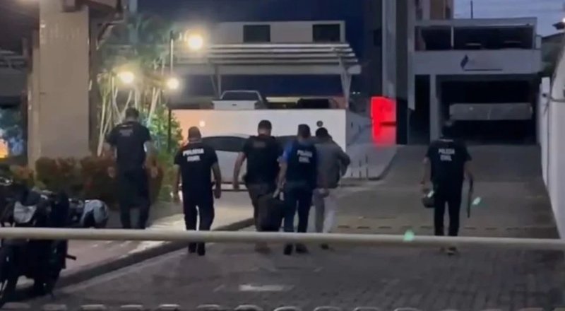 Viaturas da Polícia Civil do Amazonas estacionadas durante operação contra lavagem de dinheiro e agiotagem em Manaus.