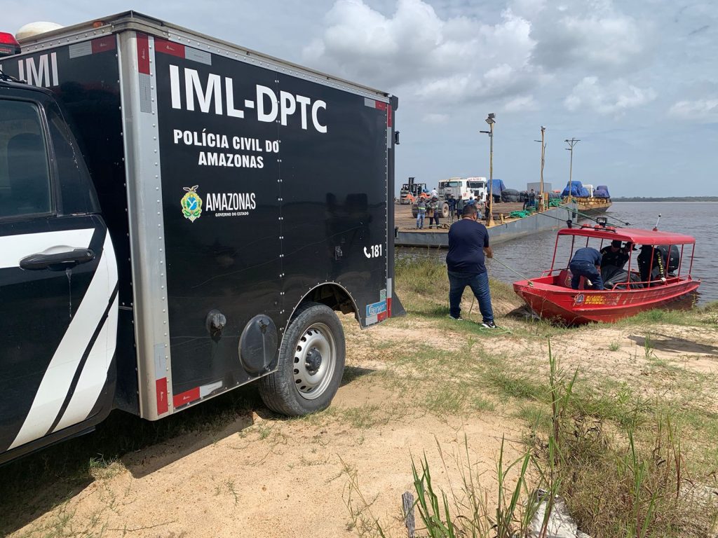 Corpo de bombeiros e peritos criminais no Porto Carinhoso em Manaus durante resgate de corpo encontrado boiando no rio.