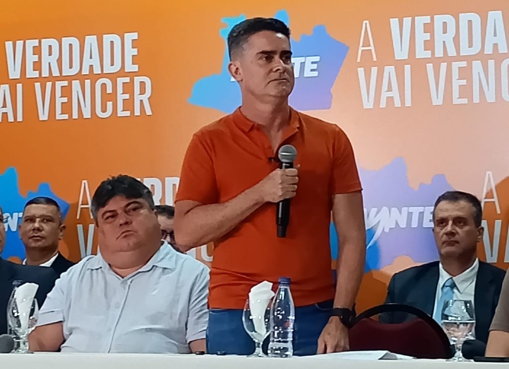 Prefeito David Almeida durante entrevista coletiva anunciando sua pré-candidatura ao Governo do Amazonas.
