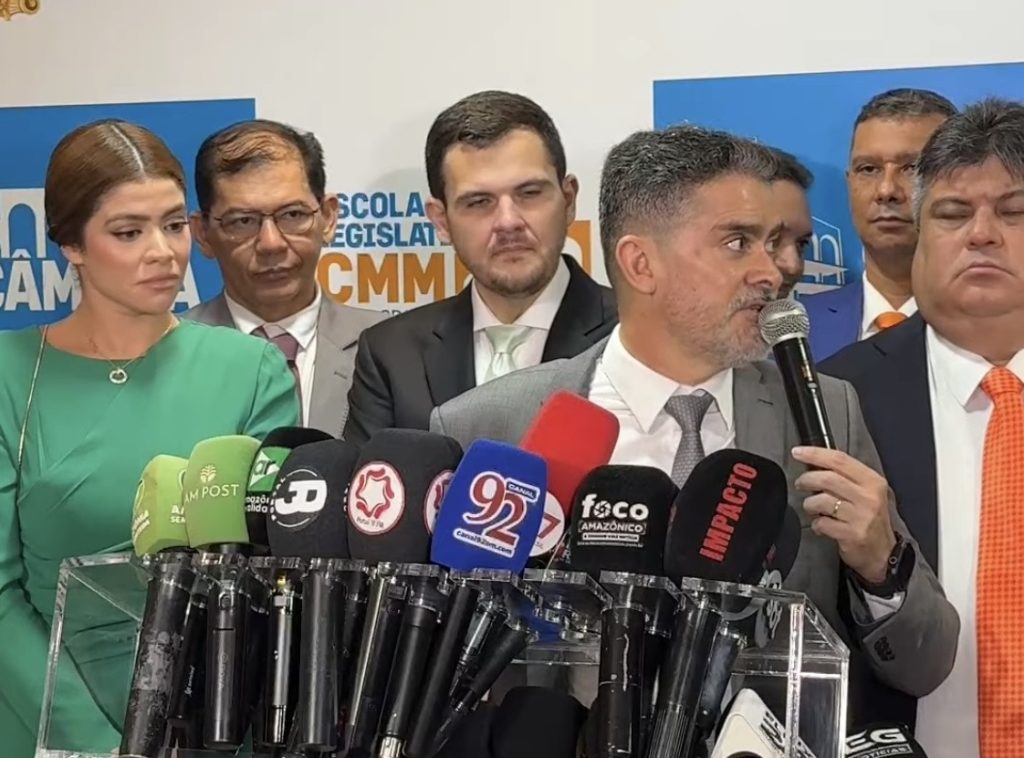 David Almeida durante coletiva de imprensa sobre política