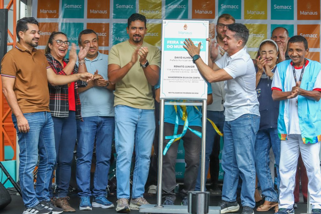 Prefeito David Almeida durante a inauguração da nova estrutura da feira municipal do Mundo Novo em Manaus.