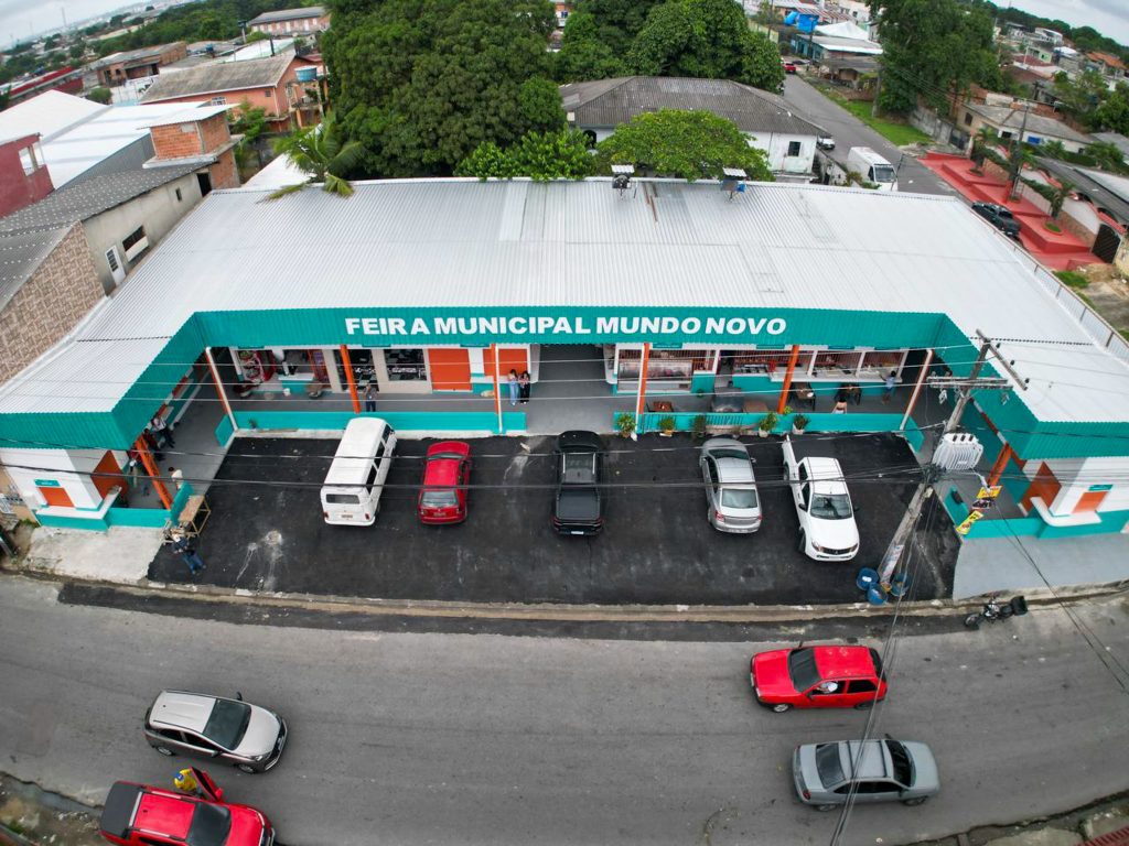 Prefeito David Almeida durante a inauguração da nova estrutura da feira municipal do Mundo Novo em Manaus.
