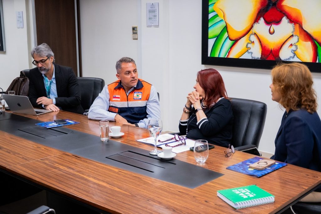 Representantes da Defesa Civil do Amazonas e do TRE-AM reunidos para discutir o planejamento climático das eleições de 2026.
