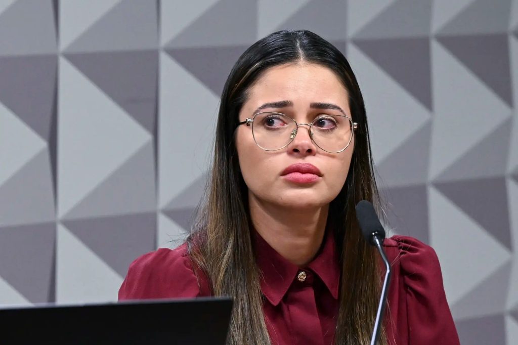 Sessão da CPMI do INSS no Senado Federal durante depoimento de investigada.