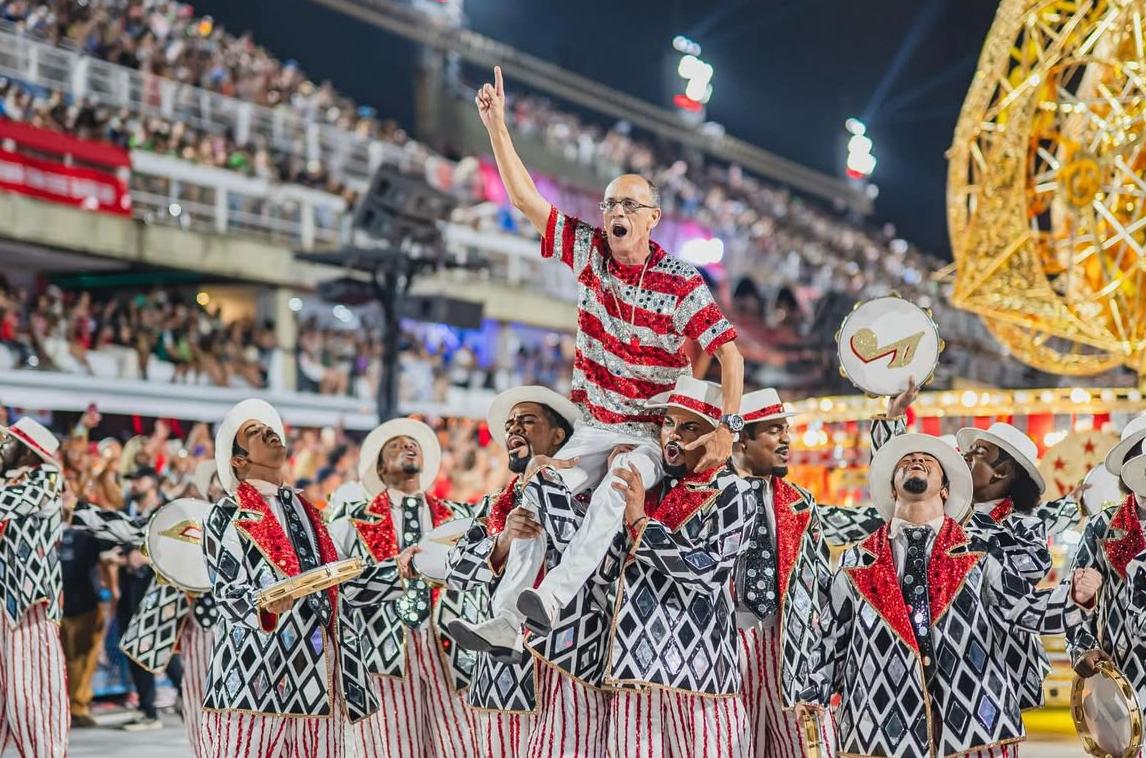 Desfile das Campeãs no Sambódromo do Rio de Janeiro com a Unidos do Viradouro