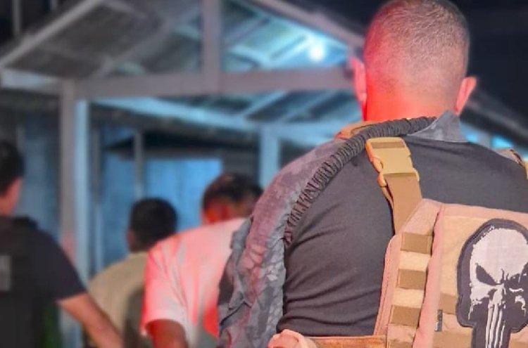 Dupla presa por decapitar homem em briga por comida em Boa Vista do Ramos, Amazonas: crime brutal em zona rural leva a operação policial integrada e apreensão de armas.