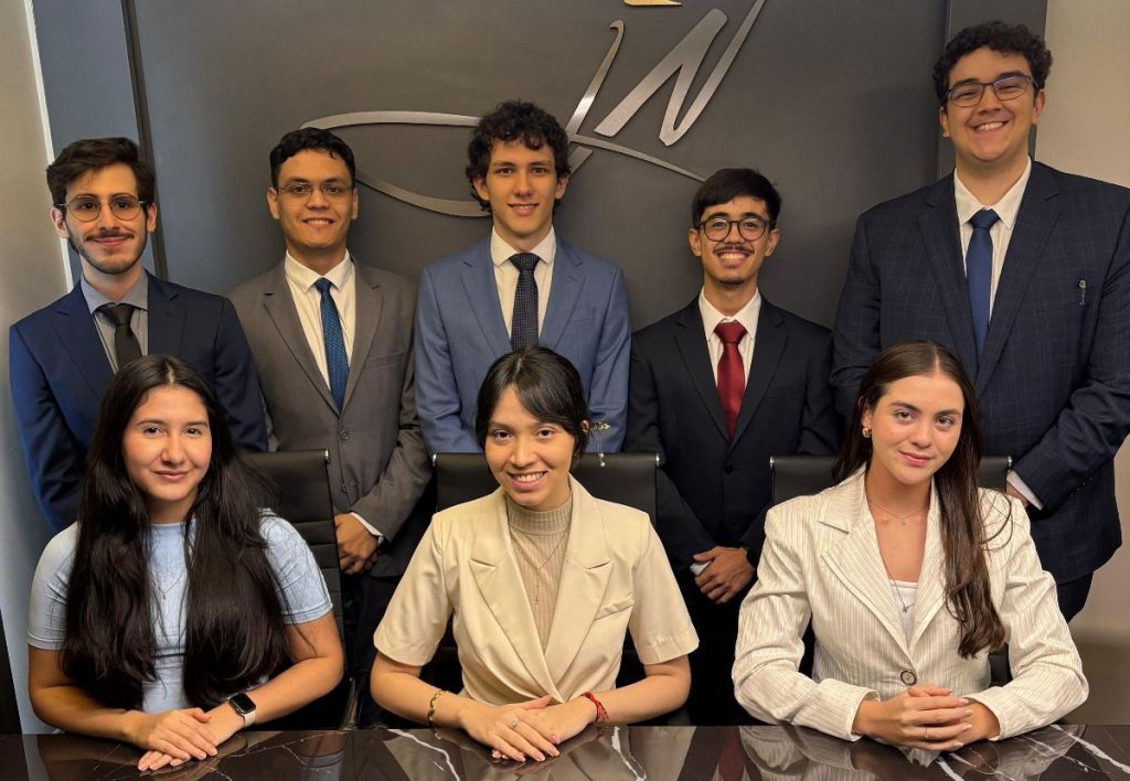 Alunos da Universidade do Estado do Amazonas comemorando conquista de título internacional de arbitragem.