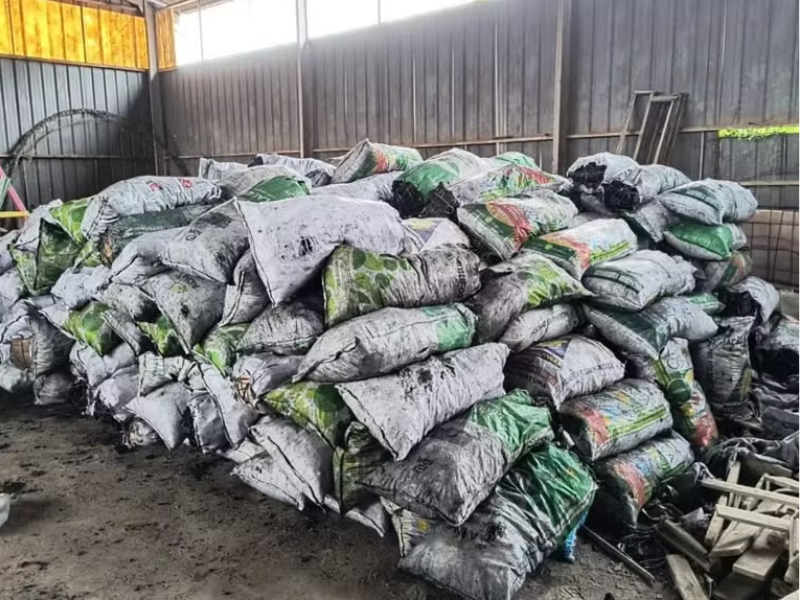 Fiscais do Ipaam realizam apreensão de sacas de carvão vegetal em depósito irregular no município de Itacoatiara.