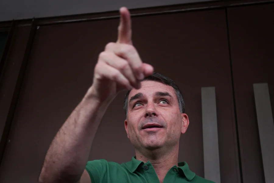 Flávio Bolsonaro em visita a aldeias indígenas no Norte do Brasil