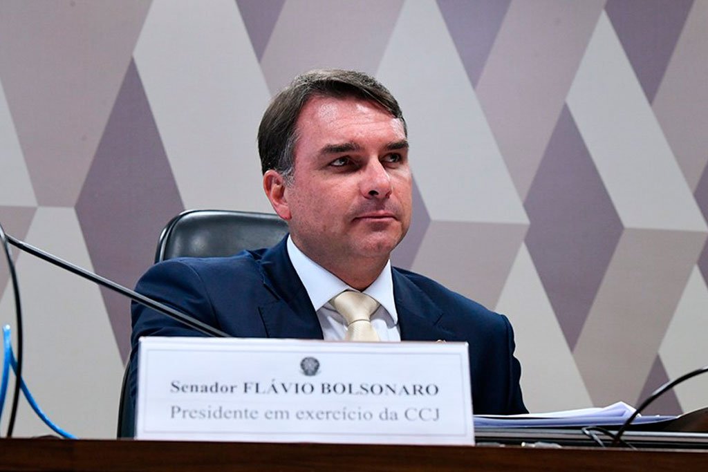 Senador Flávio Bolsonaro em plenário do Congresso Nacional durante discussão sobre jornada de trabalho