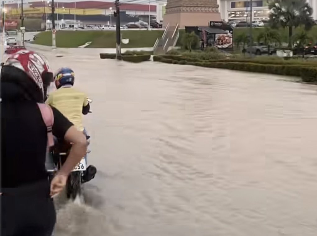 Alagamento em rua de Manaus após forte chuva nas zonas Norte e Leste.