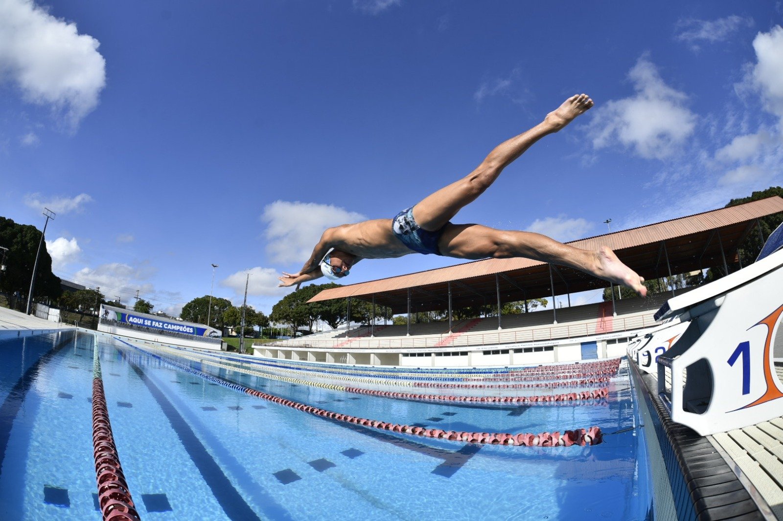 Vista da infraestrutura esportiva da Vila Olímpica de Manaus com destaque para a pista de atletismo e piscina