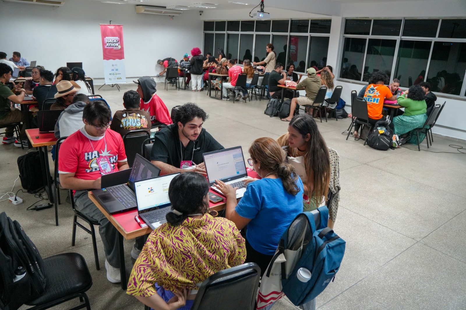 Participantes e organizadores reunidos durante o encerramento do Hackathon Urbanos da Amazônia em Manaus.