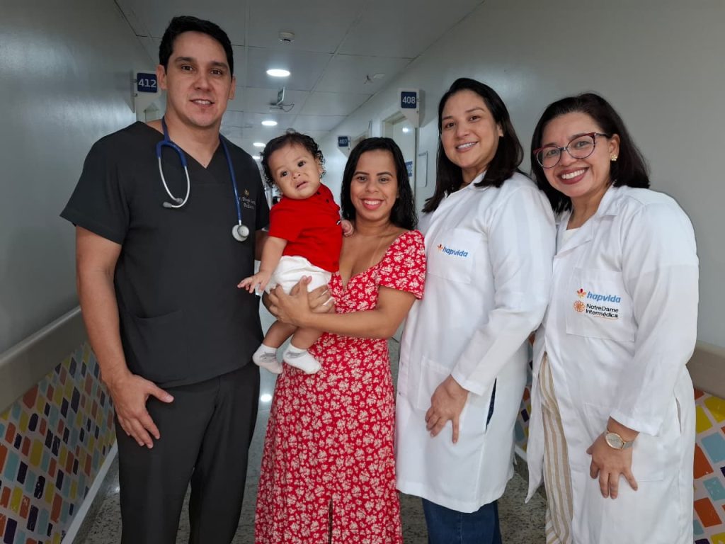 Bebê 25 dias recebe alta hospitalar após tratamento de bronquiolite e pneumonia