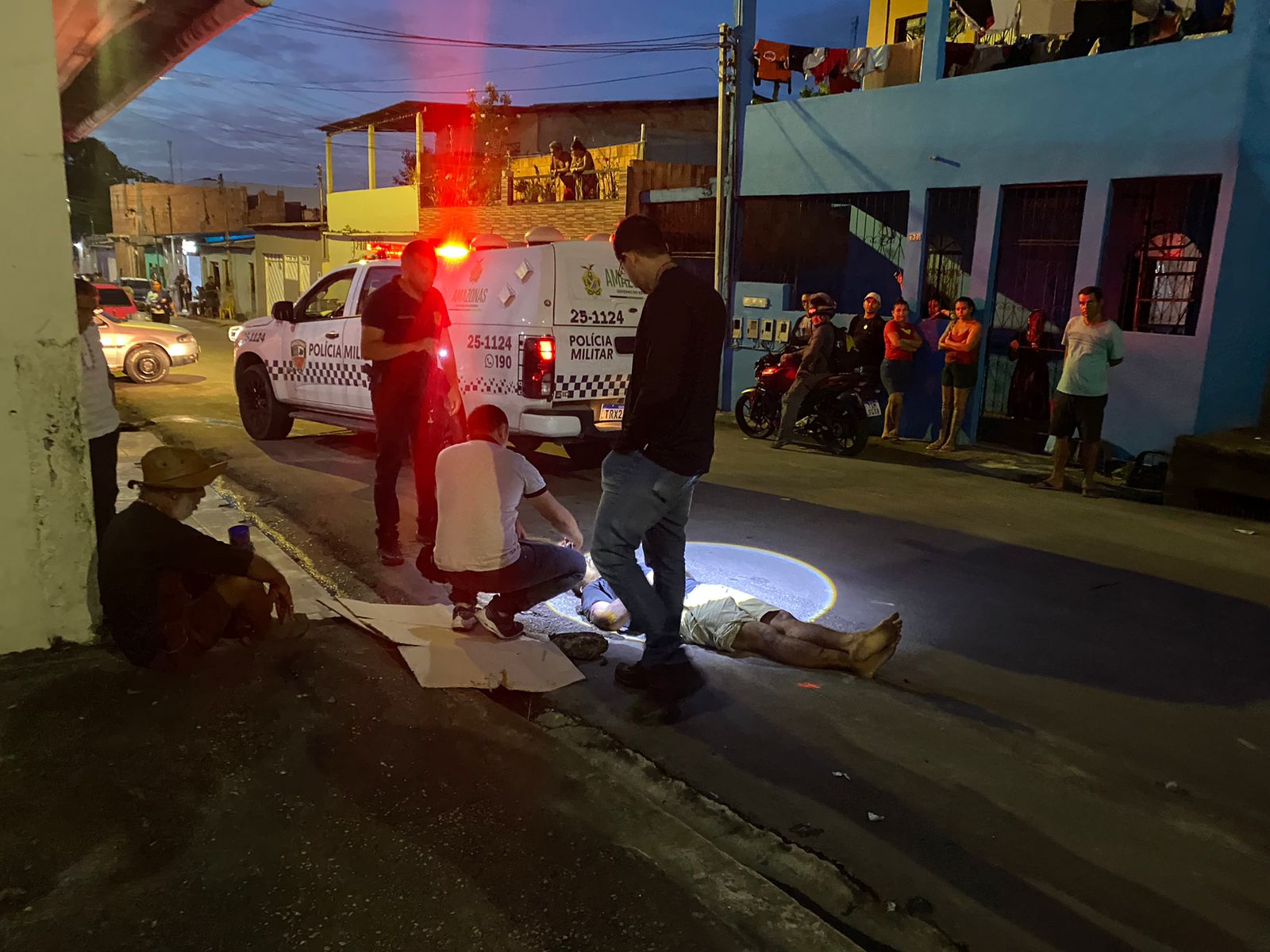 corpo de homem estendido na rua após ser espancado no bairro jorge teixeira em manaus