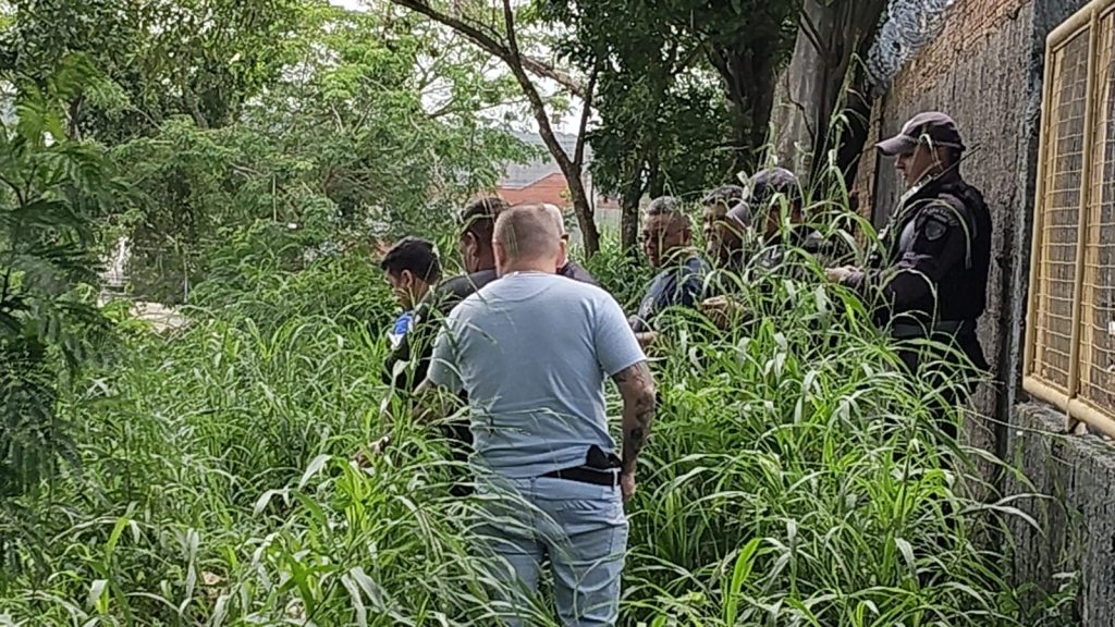 Policiais militares isolam área onde corpo de homem foi encontrado no Distrito Industrial de Manaus