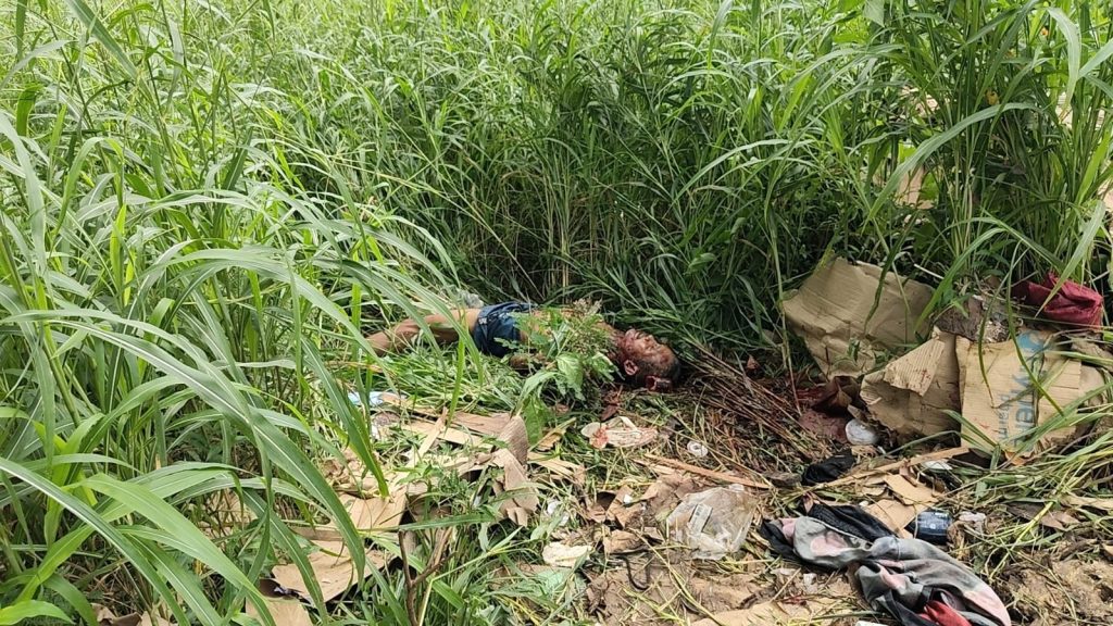 Policiais militares isolam área onde corpo de homem foi encontrado no Distrito Industrial de Manaus
