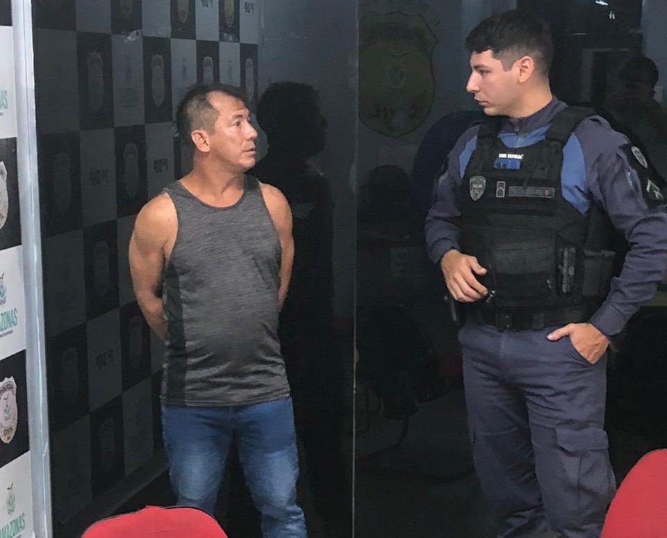 Homem é preso após ameaçar pessoas com faca na avenida das Torres em Manaus