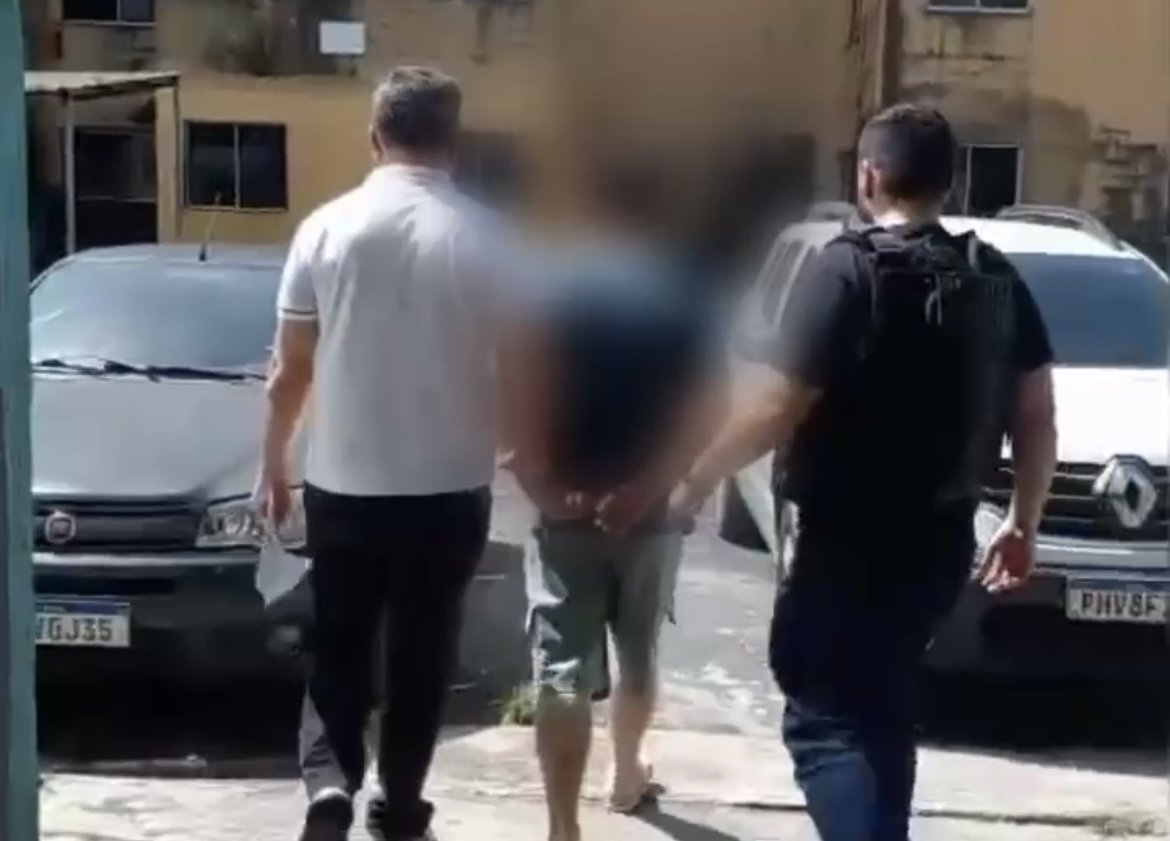 viatura da policia civil do amazonas estacionada em frente a delegacia especializada em manaus