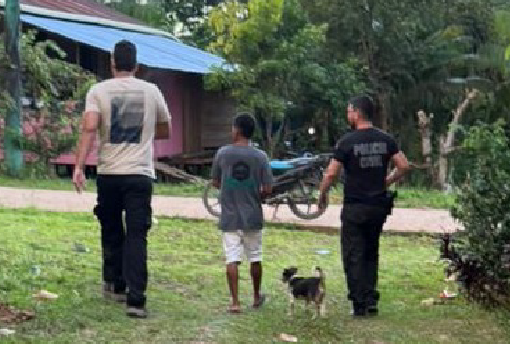 viatura da policia civil do amazonas estacionada em frente a delegacia de benjamin constant