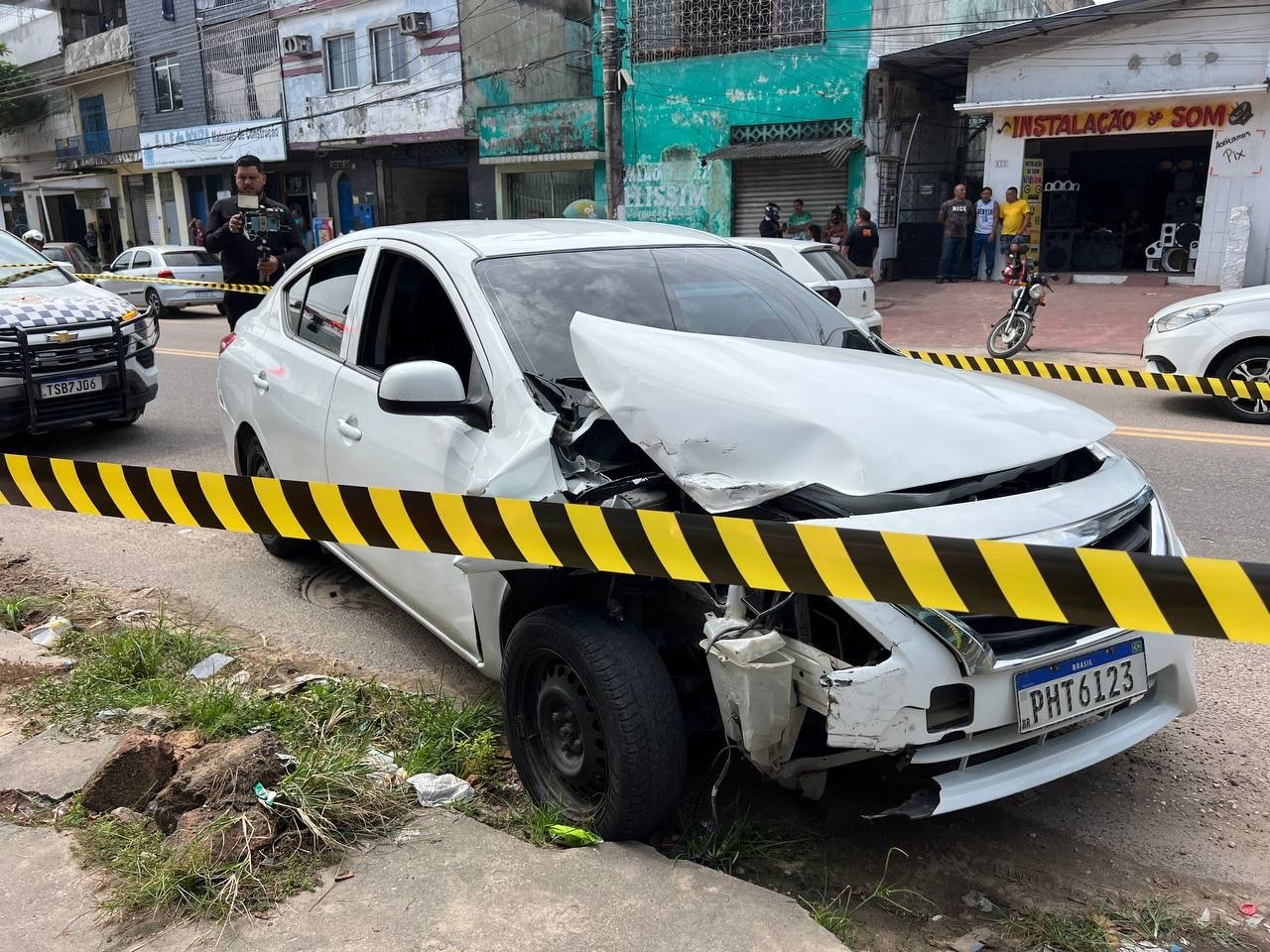 Cena do acidente na Avenida Presidente Kennedy em Manaus onde motorista esfaqueado morreu após colisão de carro