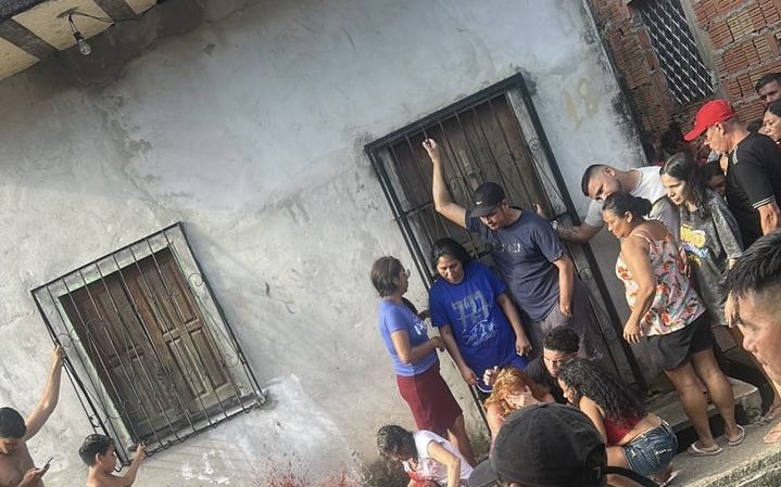 imagem do local onde homem foi baleado em frente à sua casa em Manaus