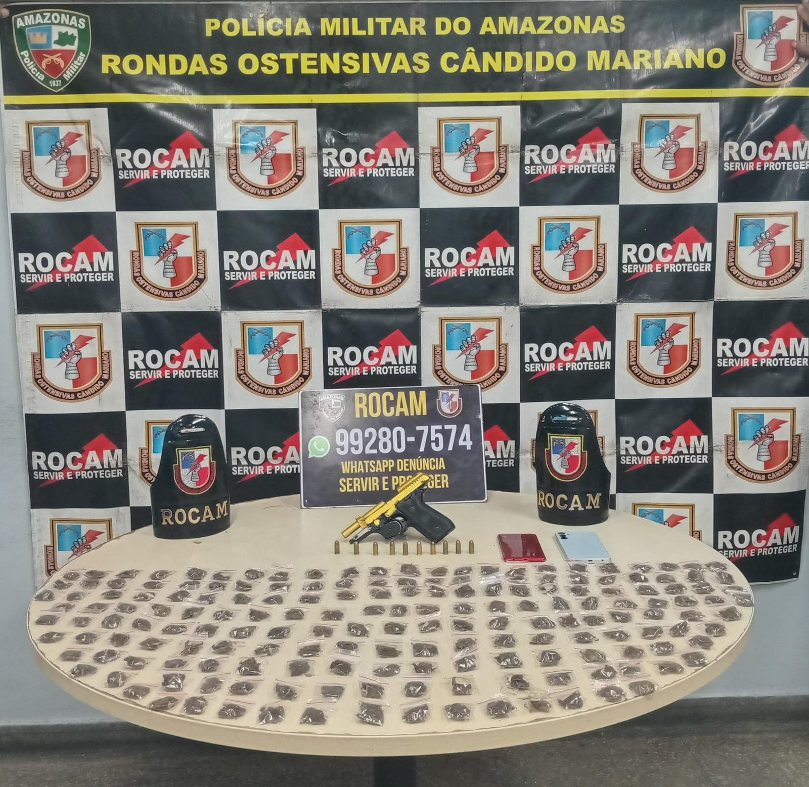 Pistola calibre 380 e porções de maconha apreendidas pela ROCAM no bairro Ouro Verde em Manaus