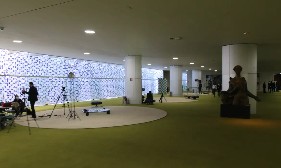 Jornalista Manuela Borges em cobertura no Salão Verde da Câmara dos Deputados em Brasília.