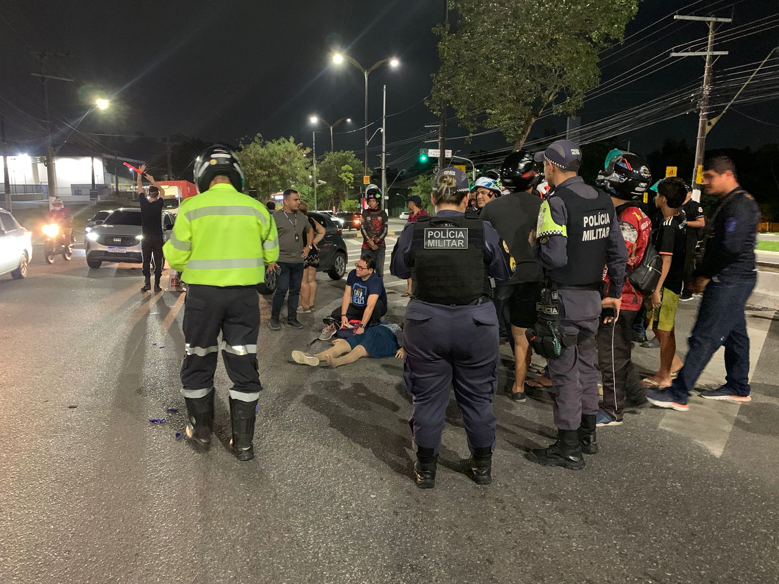 Equipes de resgate prestam os primeiros atendimentos a uma idosa atropelada por motocicleta na Avenida Rodrigo Otavio em Manaus