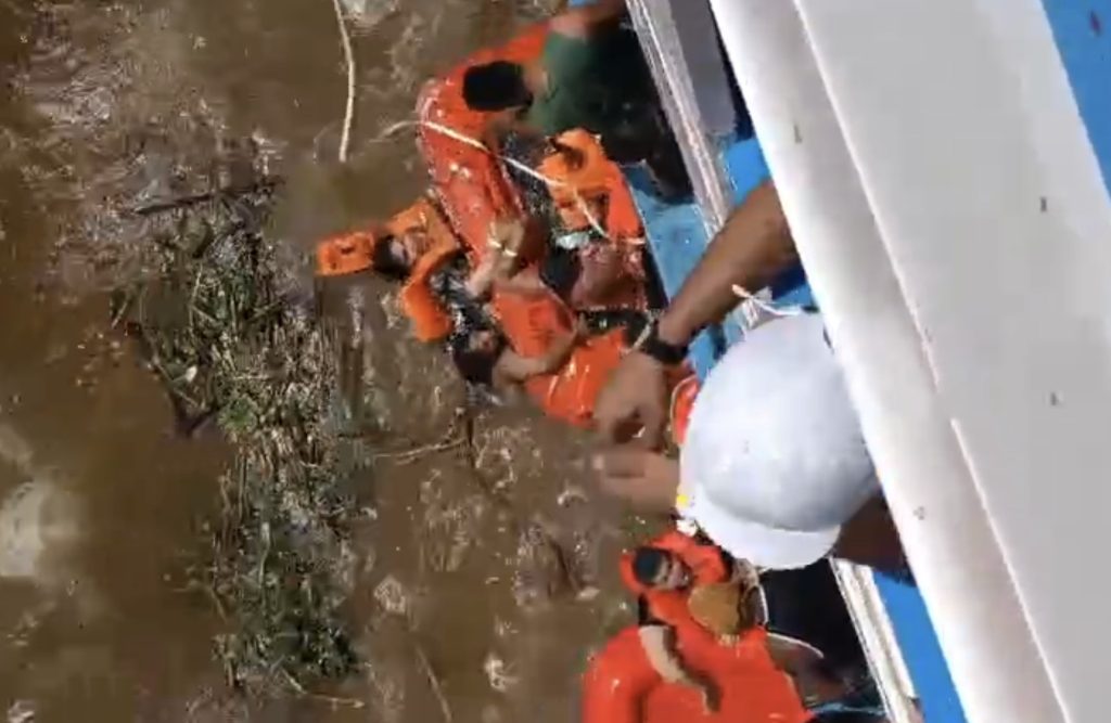Retrato da lancha submersa no Encontro das Águas em Manaus