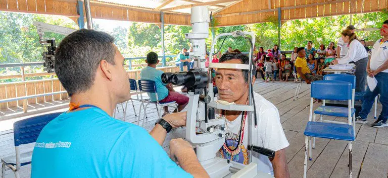 Indígenas recebendo atendimento oftalmológico em mutirão no Amazonas
