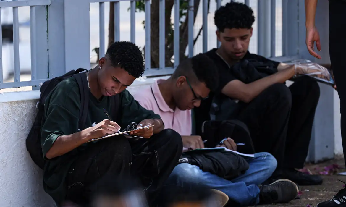 Inscrições Fies 2026 terminam nesta sexta (6/2) às 23h59 no Gov.br. Programa oferece 112 mil vagas em 19 mil cursos superiores privados. Exige Enem ≥450 pontos e renda familiar até 3 salários mínimos. 50% das vagas são Fies Social com 100% de cobertura. Resultado em 19/02.