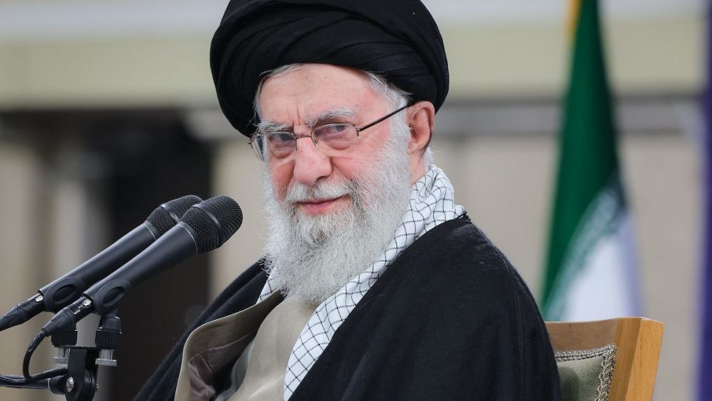 líder supremo do irã ali khamenei em foto oficial de divulgação